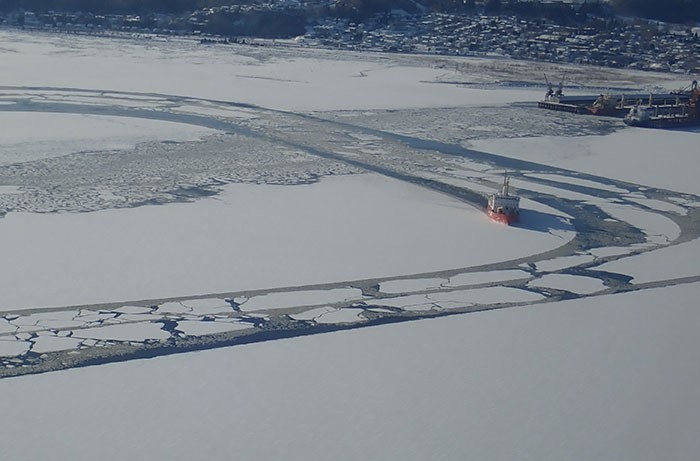 NGCC Pierre Radisson effectue un premier déglaçage portuaire à Port Alfred, haut de la rivière Saguenay