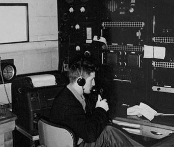 Lucien Misson, opérateur radio, concentré sur son travail.