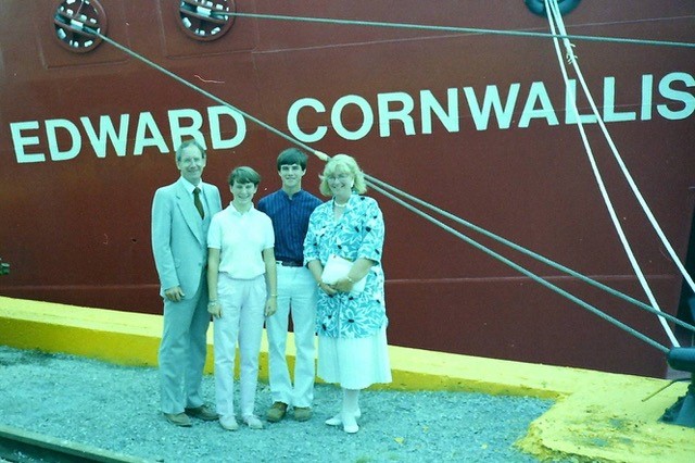 Don, Rob et leur famille devant le navire du NGCC Edward Cornwallis