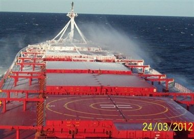 Navire sur mer avec accumulation d'embruns verglaçants